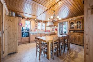 Η κουζίνα ή μικρή κουζίνα στο Chalet Le Refuge