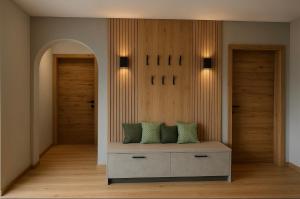 Una habitación con dos puertas y un banco con almohadas. en Hochthron Suites, 