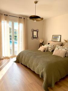 Una cama o camas en una habitación de Cocon de Verdure avec piscine chambre lit king-size 2m