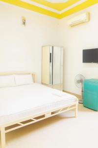 a white room with a bed and a refrigerator at Nam Dương 3 Hotel in Phan Rang +29 photos
