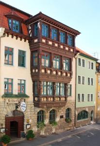 a large building on the side of a street at Altstadthotel Garni Schlundhaus & Rautenkranz in Meiningen