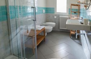 A bathroom at Luisella Apartments