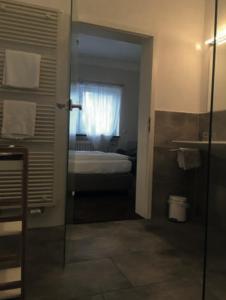 Hotel Kurpfalz في شباير: حمام مع دش وسرير ونافذة