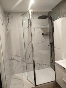 Ένα μπάνιο στο Appartement Luxe & design Vue mer sur la Promenade des Anglais