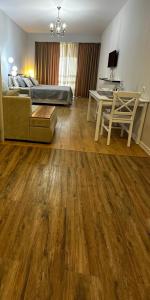 Luxury Residence Likani في بورجومي: غرفة معيشة مع أريكة وطاولة