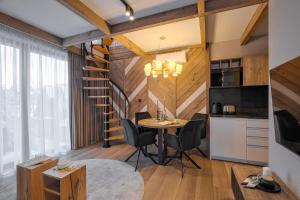 Kuchyň nebo kuchyňský kout v ubytování Aparthotel Białka SKI, Odkryj-Bialke