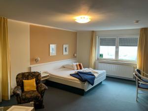 Hotel Kurpfalz في شباير: غرفة فندق مع سرير وكرسي