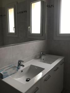 Et badeværelse på MAISON et PISCINE PRIVEE