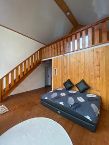 Ένα ή περισσότερα κρεβάτια σε δωμάτιο στο Cabin wahyu abadi near prau Mountain type mezzanine