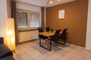 een eetkamer met een tafel en zwarte stoelen bij Ferienwohnung Josi in Ebermannstadt