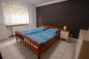 een slaapkamer met een bed, een tafel en een raam bij Ferienwohnung Josi in Ebermannstadt