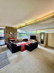 Relax at Tranquil Rye short walk to beach & shops في راي: غرفة معيشة كبيرة مع كنبتين ومدفأة