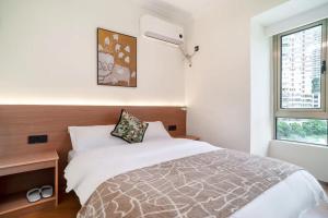 Ένα ή περισσότερα κρεβάτια σε δωμάτιο στο Guiyng Aixin International Apartment Future Ark Store