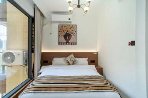 Ένα ή περισσότερα κρεβάτια σε δωμάτιο στο Guiyng Aixin International Apartment Future Ark Store