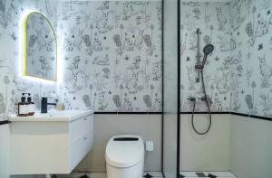 Ένα μπάνιο στο Guiyng Aixin International Apartment Future Ark Store +59 φωτογραφίες