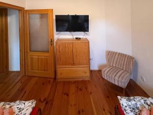 TV a/nebo společenská místnost v ubytování Penzion a restaurace U Zvonku