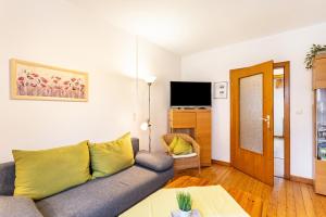 Ferienwohnung Am Kirchplatz في باد وونينبرج: غرفة معيشة بها أريكة وطاولة