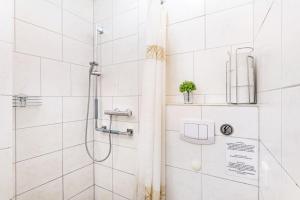 Ferienwohnung Am Kirchplatz في باد وونينبرج: حمام به شطاف وبلاط ابيض +25 صورة