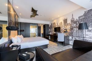 TV a/nebo společenská místnost v ubytování Orange Hotel Hangzhou Jiubao Passenger Transport Center