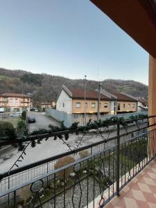 Casa di Marina في سان جيوفاني بيانكو: بلكونه مطله على شارع ومباني