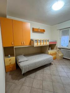 Casa di Marina في سان جيوفاني بيانكو: غرفة نوم بسرير وخزانات خشبية +5 صور