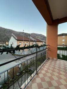 Casa di Marina في سان جيوفاني بيانكو: شرفة مع سياج وإطلالة على الشارع