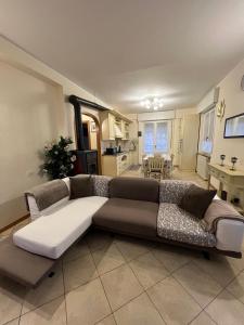 Casa di Marina في سان جيوفاني بيانكو: غرفة معيشة مع أريكة كبيرة ومطبخ