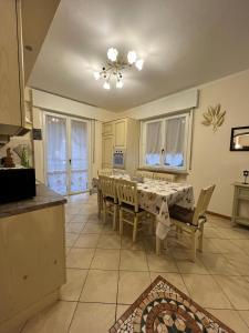 Casa di Marina في سان جيوفاني بيانكو: مطبخ مع طاولة وكراسي في الغرفة