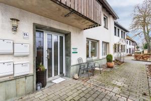 Ferienwohnung Am Kirchplatz في باد وونينبرج: فناء مع طاولة وكراسي خارج المبنى