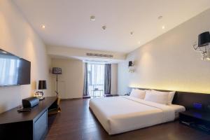 TV a/nebo společenská místnost v ubytování Orange Hotel Hangzhou Jiubao Passenger Transport Center + 15 fotografií