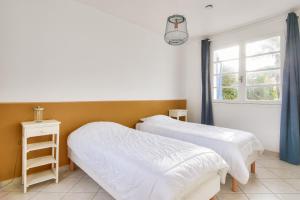 Giường trong phòng chung tại Piscine, 600m de la plage, 6 adultes 4 enfants +15 ảnh