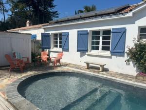 Hồ bơi trong/gần Piscine, 600m de la plage, 6 adultes 4 enfants