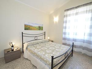 sypialnia z łóżkiem i oknem w obiekcie Casa di Campagna w mieście Pancole +11 zdjęć