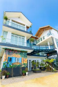 ein Gebäude mit einem Wandgemälde an der Seite in der Unterkunft Sunrise Guest House in Da Thanh