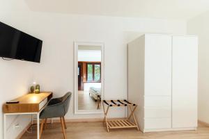 un salon avec un bureau et un miroir dans l'établissement Florida Ascona Rooms by Quokka 360 - Close to Lake and City, à Ascona