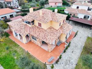 an aerial view of a house with a tiled roof at Villa Pinna in San Teodoro +11 photos