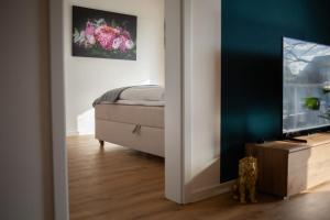 Best Stay Rhöner Gemütlichkeit Dietershausen في كنوزيل: غرفة معيشة فيها سرير وتلفزيون