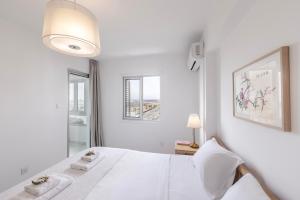 Ένα ή περισσότερα κρεβάτια σε δωμάτιο στο Mackenzie Leo Seafront Suite