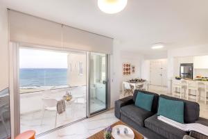 Χώρος καθιστικού στο Mackenzie Leo Seafront Suite