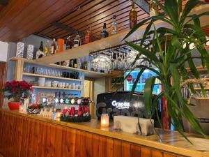 Lounge nebo bar v ubytování Penzion a restaurace U Zvonku