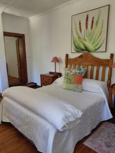 Кровать или кровати в номере Die Tuishuise & Victoria Manor