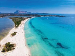 an aerial view of a beach with turquoise water at Villa Pinna in San Teodoro