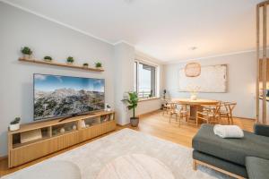 Μια τηλεόραση ή/και κέντρο ψυχαγωγίας στο Mountain Paradise Apartments - by myNests