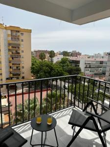 un balcón con vista a una ciudad en Apartamento moderno Centro de Marbella, en Marbella 29 fotos más