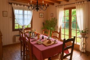 a dining room with a table with a pink table cloth at Chambres d'Hôtes Bagatelle in Vannes-sur-Cosson