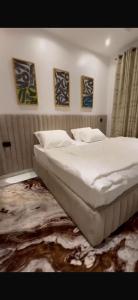 En eller flere senge i et værelse på Newly Launched 2 Bedroom Apartment