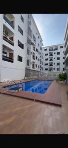 Swimmingpoolen hos eller tæt på Newly Launched 2 Bedroom Apartment