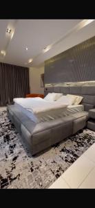 En eller flere senge i et værelse på Newly Launched 2 Bedroom Apartment