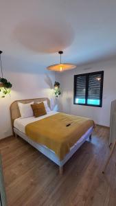 een slaapkamer met een groot bed in een kamer bij Chambres dans la Villa Larros in Gujan-Mestras