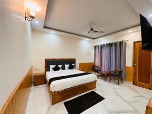 Un dormitorio con una cama y un televisor. en Aradhya Stays Chail, en Jāmb